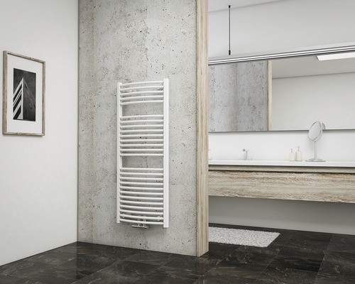 SCHULTE Badheizkörper München rund 1215x500 mm weiß mit Mittelanschluß Modernes Badezimmer mit weißem Handtuchwärmer, Waschbecken und Spiegel