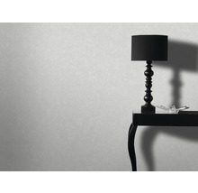 Helle Tapete im Interieur mit Tisch und Lampe