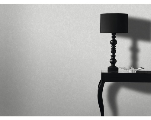 Helle Tapete im Interieur mit Tisch und Lampe