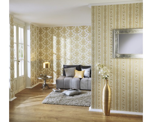 Wohnzimmer mit gemusterter Tapete, Sofa, Teppich und Dekoration