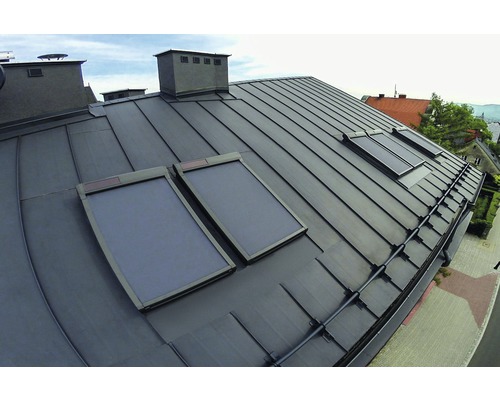 Metalldach mit Dachfenstern und Dachentwässerungssystem.