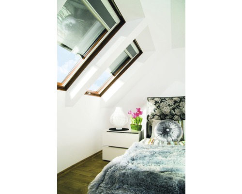 Schlafzimmer mit Dachfenstern, Nachttisch und Bett