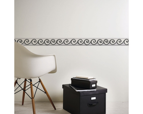 Wandgestaltung mit Bordüre mit Wellenmuster in einem Zimmer