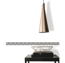 Wandgestaltung mit Bordüre, Lampe und Tisch