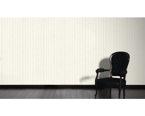 Innenraum mit Tapete und Sessel