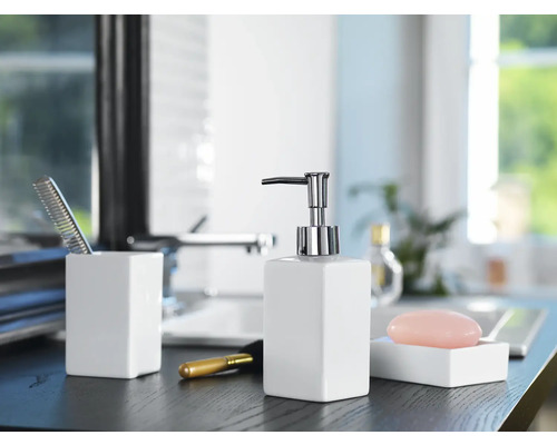 Badezimmer Szene mit Seifenspender, Seife, Kamm und Make-up Pinsel auf einer Ablage