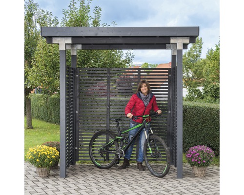 Fahrradunterstand mit Fahrrad und Frau im Garten