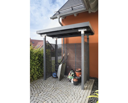 Geräteschuppen aus Holz mit Schubkarre und Blumentöpfen