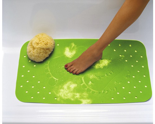 Grüne Badewannenmatte mit Fußabdrücken und Schwamm in der Badewanne