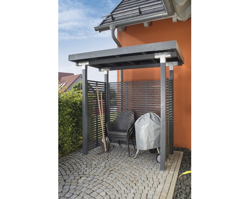 Geräteschuppen mit Gartengeräten und Grill