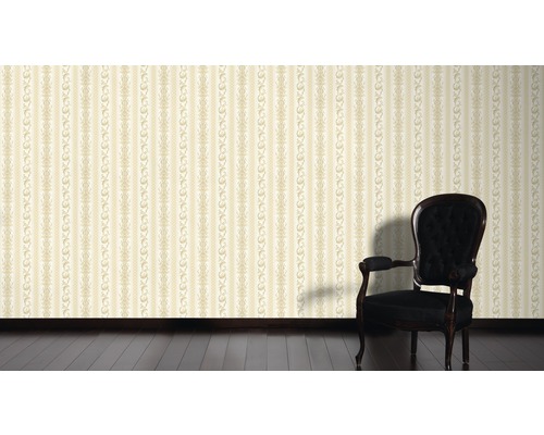 Szene mit gemusterter Tapete und Sessel