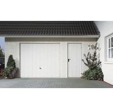 Garage mit Garagentor und Nebentür