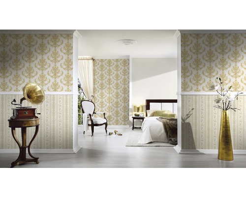 Dekoratives Zimmer mit Tapete, Bett und Vintage-Grammophon