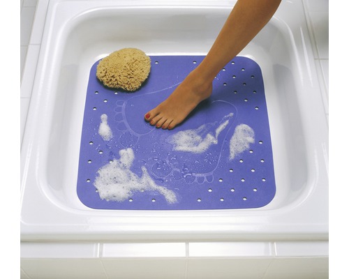 Badewanne mit Badeschwamm und violetter Badewannenmatte mit Fußabdruckmuster.
