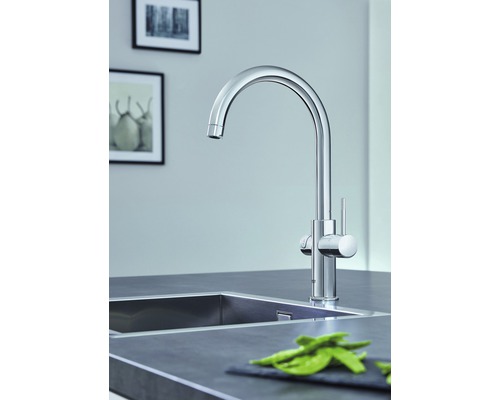 Küchenarmatur aus Metall mit hohem Auslauf neben einer Spüle