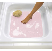 Badewanne mit Duschmatte, Badeschwamm und einem Fuß