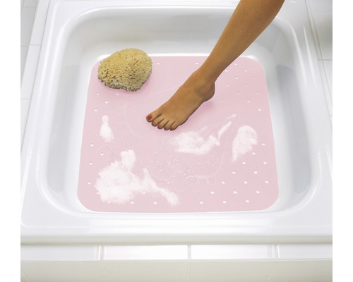 Badewanne mit Duschmatte, Badeschwamm und einem Fuß