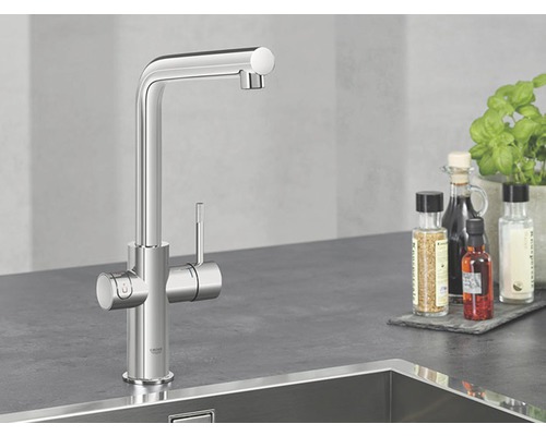 Küchenarmatur mit hohem Auslauf und separaten Griffen für Kalt- und Warmwasser