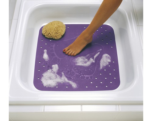Badewanne mit Badematte, Badeschwamm und Fuß