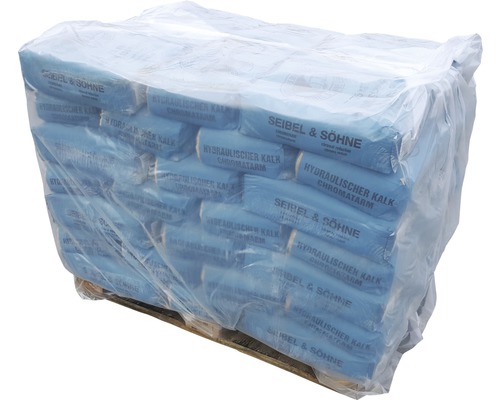 Palette mit Säcken hydraulischem Kalk, verpackt in Folie
