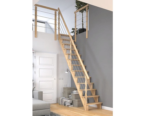 Treppe aus Holz mit Geländer im Wohnbereich