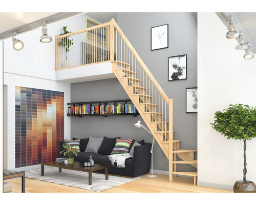 Wohnzimmer mit Holztreppe zum Zwischengeschoss, Bücherregal und Sofa.