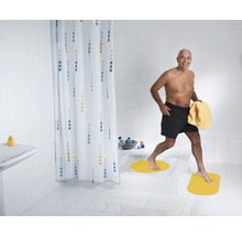 Badezimmer mit Badewanne, Duschvorhang und Badematten für mehr Sicherheit