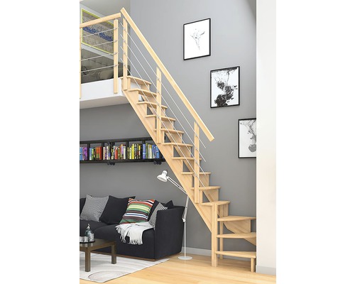 Holztreppe mit Metallgeländer in einem modernen Wohnraum.