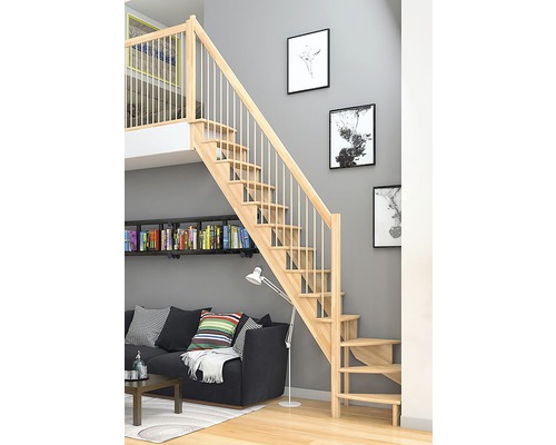 Holztreppe in einem Wohnraum mit Sofa und Bücherregal