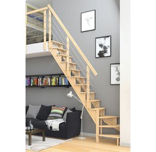 Treppe aus Holz mit Metallgeländer in einem modernen Wohnraum
