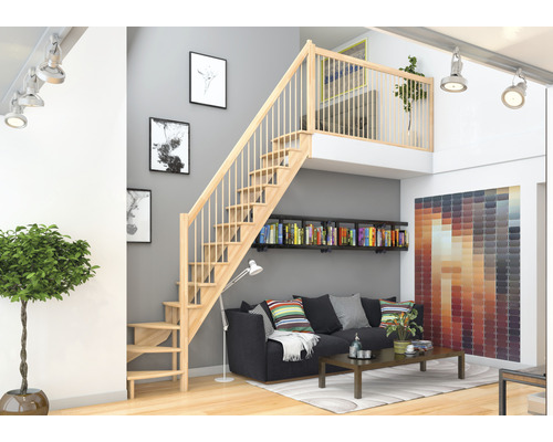 Wohnraum mit Holztreppe zum Zwischengeschoss, Bücherregal und Sofa