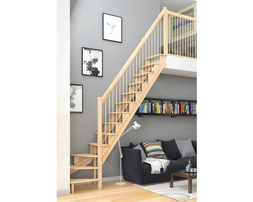 Holztreppe mit Geländer in einem Wohnraum