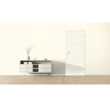 Helles Zimmer mit Kommode, Dekoration und Innentür