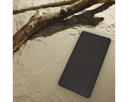 Rechteckige, dunkle Badewannenmatte mit Wellenmuster auf hellem Untergrund