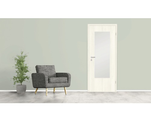 Wohnraum mit Tür, Sessel und Zimmerpflanze