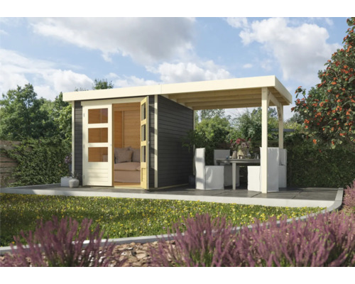 Gartenhaus Karibu Kodiak 2 mit Schleppdach 484 x 238 cm terragrau Gartenhaus mit Überdachung und Gartenmöbeln auf einer gepflasterten Fläche