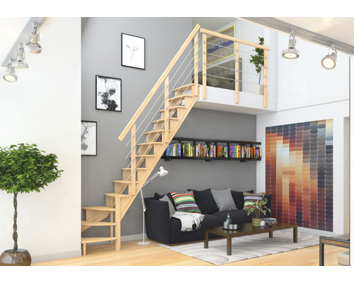 Wohnraum mit Holztreppe, Sofa und Bücherregal