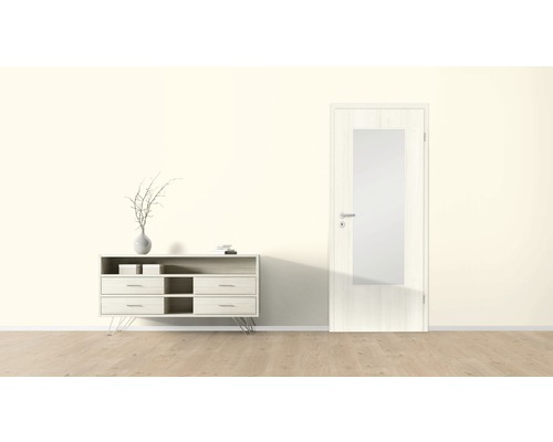 Innenraum mit Kommode, Dekoration und Innentür mit Glaseinsatz