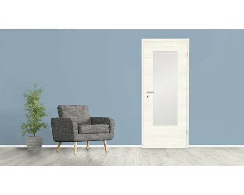 Wohnszene mit Tür mit Glaseinsatz, Sessel und Zimmerpflanze