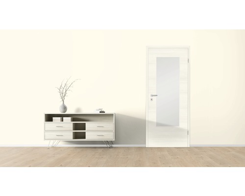 Heller Raum mit Kommode und Tür mit Glaseinsatz