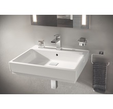 Modernes Badezimmer mit Waschbecken, Armatur, Seifenschale und Handtuchhalter