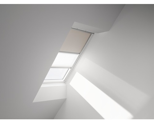 Dachfenster mit teilweise geschlossenem Plissee in einem Dachgeschossraum.