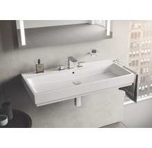 Modernes Badezimmer mit weißem Waschbecken, Armatur und Handtuchhalter