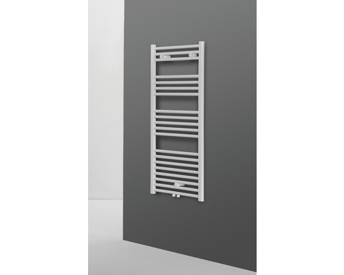 Wandmontierter Handtuchwärmer im Badezimmer