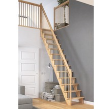 Holztreppe mit Geländer in einem hellen, modernen Wohnraum.