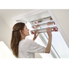 VELUX Vorteils-Set Verdunkelungsrollo uni dunkelblau und Faltstore Plissee weiß manuell Rahmen aluminium DFD C06 1100S