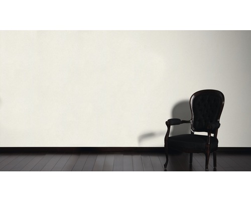 Klassischer Sessel vor einer Wand