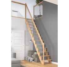 Holztreppe mit Geländerstäben aus Metall in einem modernen Wohnraum