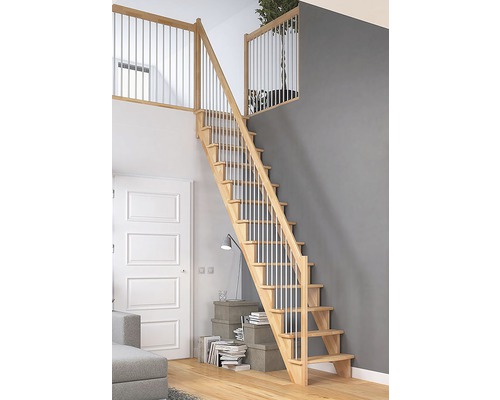 Holztreppe mit Geländerstäben aus Metall in einem modernen Wohnraum