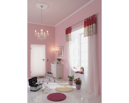 Rosa gestrichener Raum mit Werkzeugkasten, Leiter, Teppichen und Vorhängen